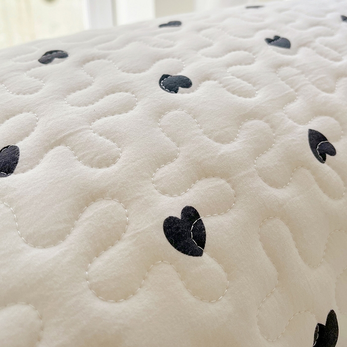 91家纺网 家纺一手货源 找家纺 雨彤家纺2025新款赫本风水洗棉花边夹棉枕套双人款 爱心