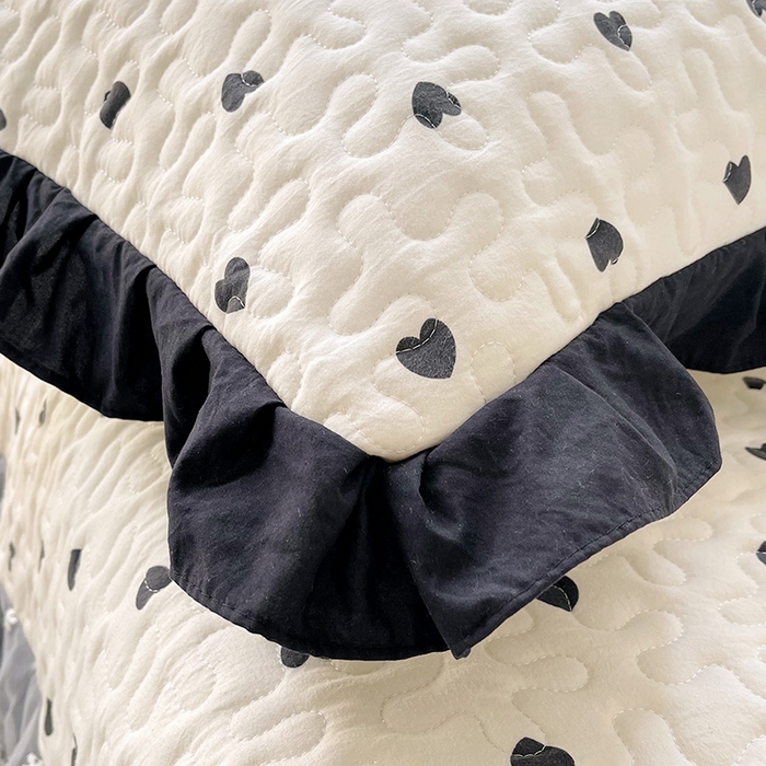 91家纺网 家纺一手货源 找家纺 雨彤家纺2025新款赫本风水洗棉花边夹棉枕套双人款 爱心