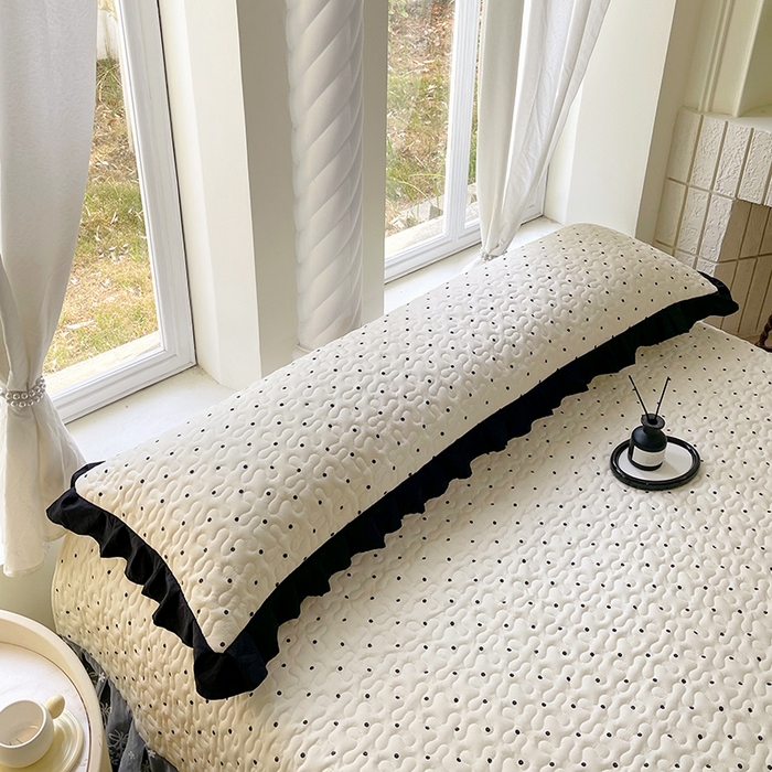 91家纺网 家纺一手货源 找家纺 雨彤家纺2025新款赫本风水洗棉花边夹棉枕套双人款 小波点