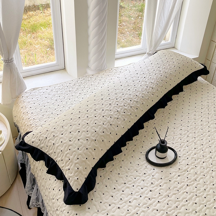 91家纺网 家纺一手货源 找家纺 雨彤家纺2025新款赫本风水洗棉花边夹棉枕套双人款 小波点