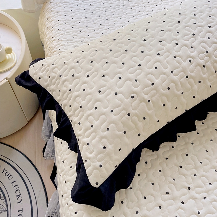 91家纺网 家纺一手货源 找家纺 雨彤家纺2025新款赫本风水洗棉花边夹棉枕套双人款 小波点