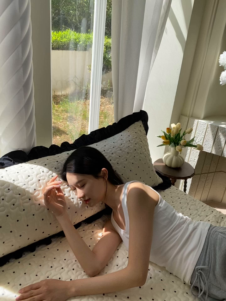 91家纺网 家纺一手货源 找家纺 雨彤家纺2025新款赫本风水洗棉花边夹棉枕套双人款 小波点