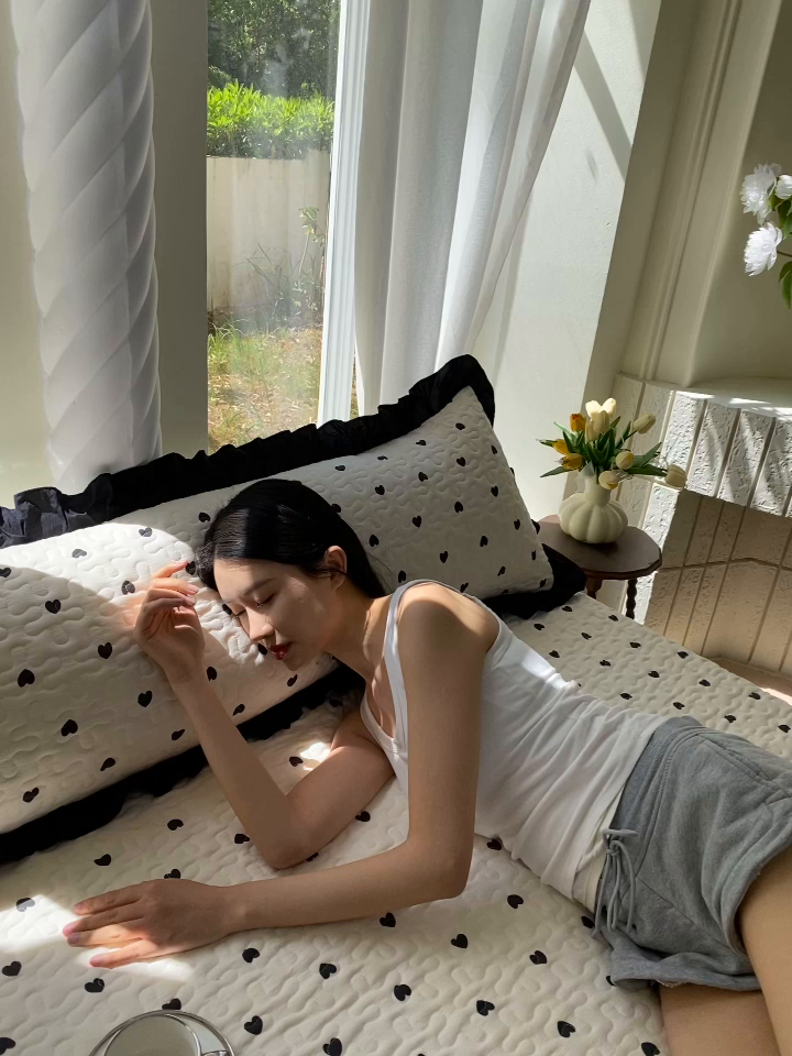 91家纺网 家纺一手货源 找家纺 雨彤家纺2025新款赫本风水洗棉花边夹棉枕套双人款 爱心