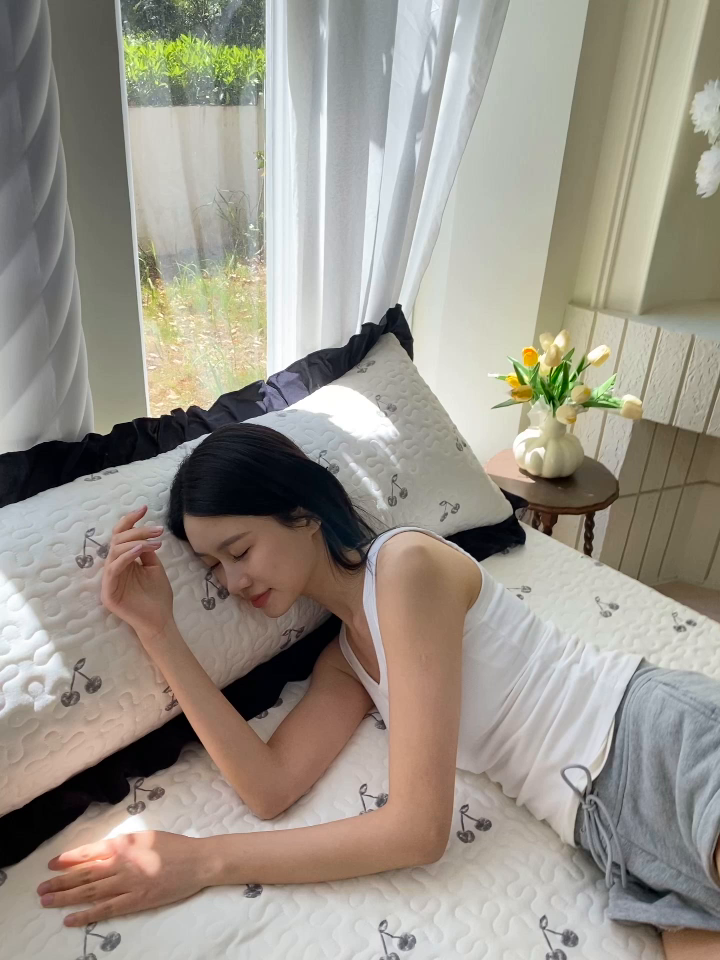 91家纺网 家纺一手货源 找家纺 雨彤家纺2025新款赫本风水洗棉花边夹棉枕套双人款 樱桃