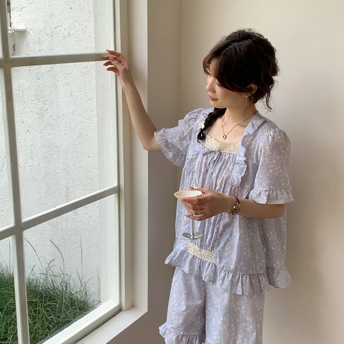 91家纺网 家纺一手货源 找家纺 （总）妍景2025新款25682-韩系方领碎花三杠