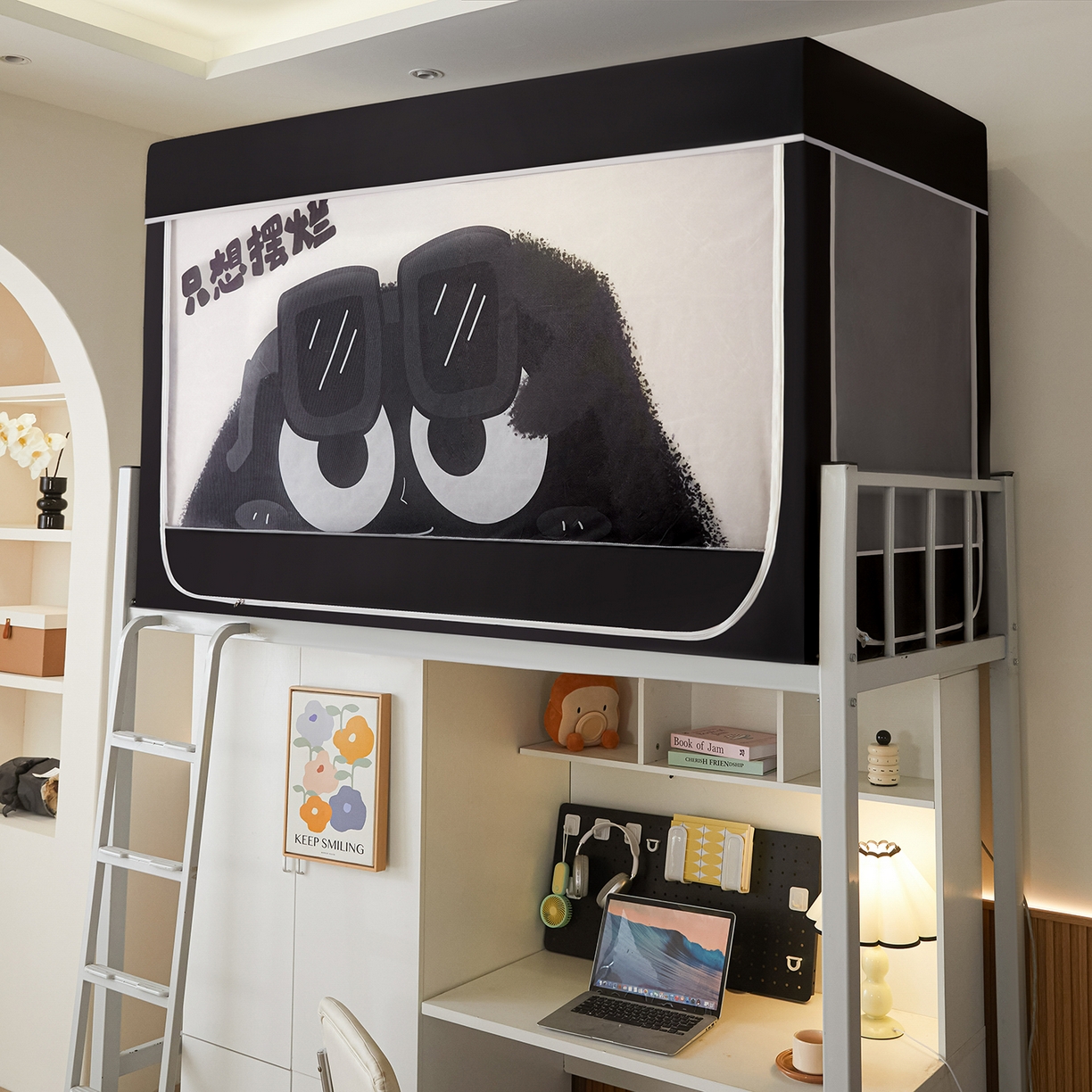 91家纺网 家纺一手货源 找家纺 冉美家纺 2025新款99五面遮光加厚涂层遮光大版数码印花带靠墙帘卡通学生蚊帐 摆烂芝麻球