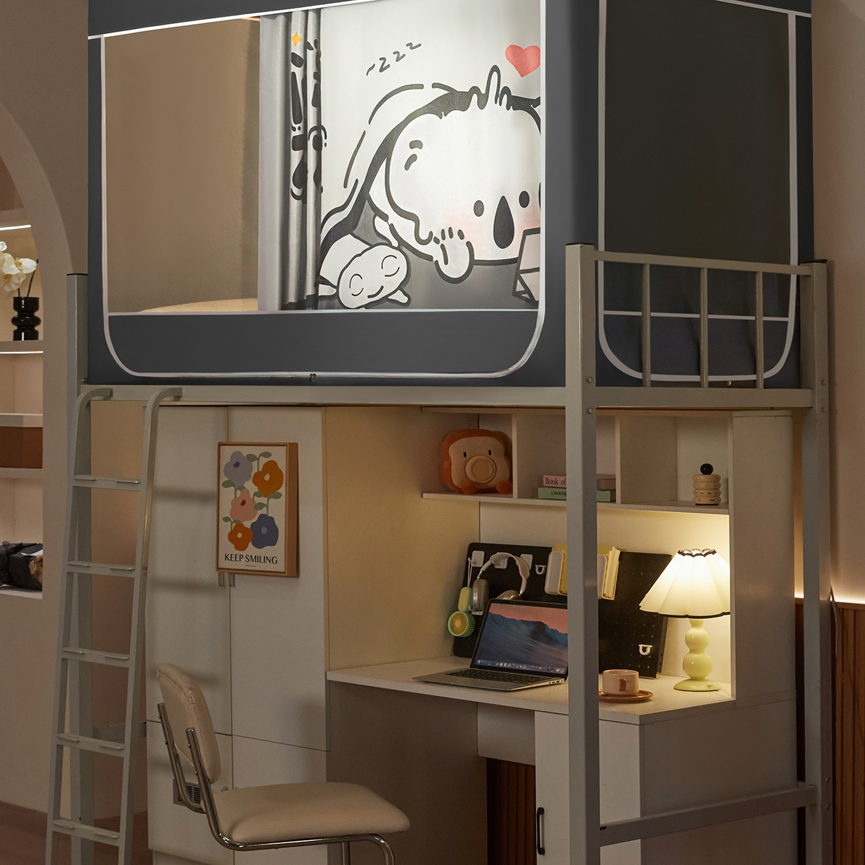 91家纺网 家纺一手货源 找家纺 冉美家纺 2025新款99五面遮光加厚涂层遮光大版数码印花带靠墙帘卡通学生蚊帐 发呆呆考拉