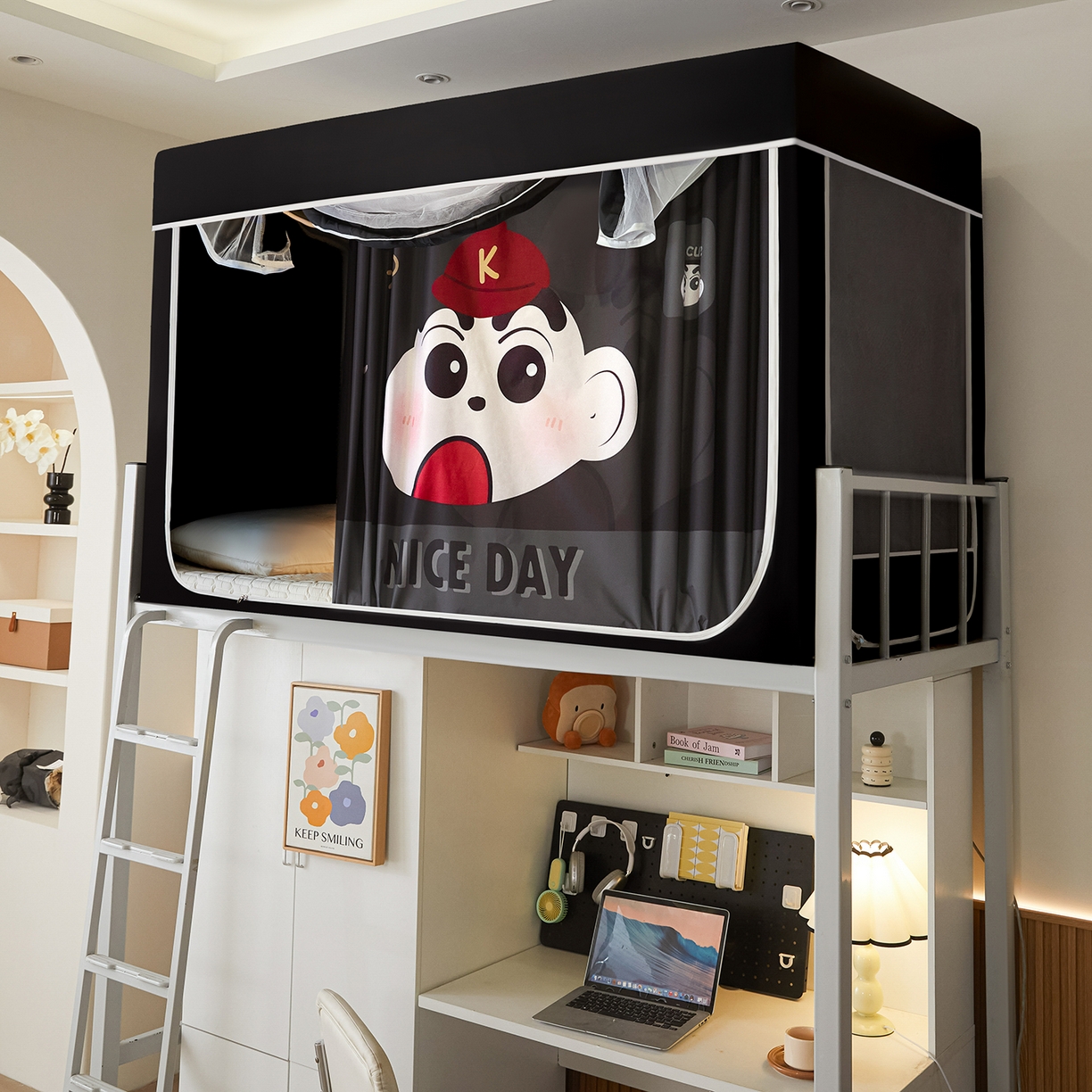 91家纺网 家纺一手货源 找家纺 冉美家纺 2025新款99五面遮光加厚涂层遮光大版数码印花带靠墙帘卡通学生蚊帐 快乐小新