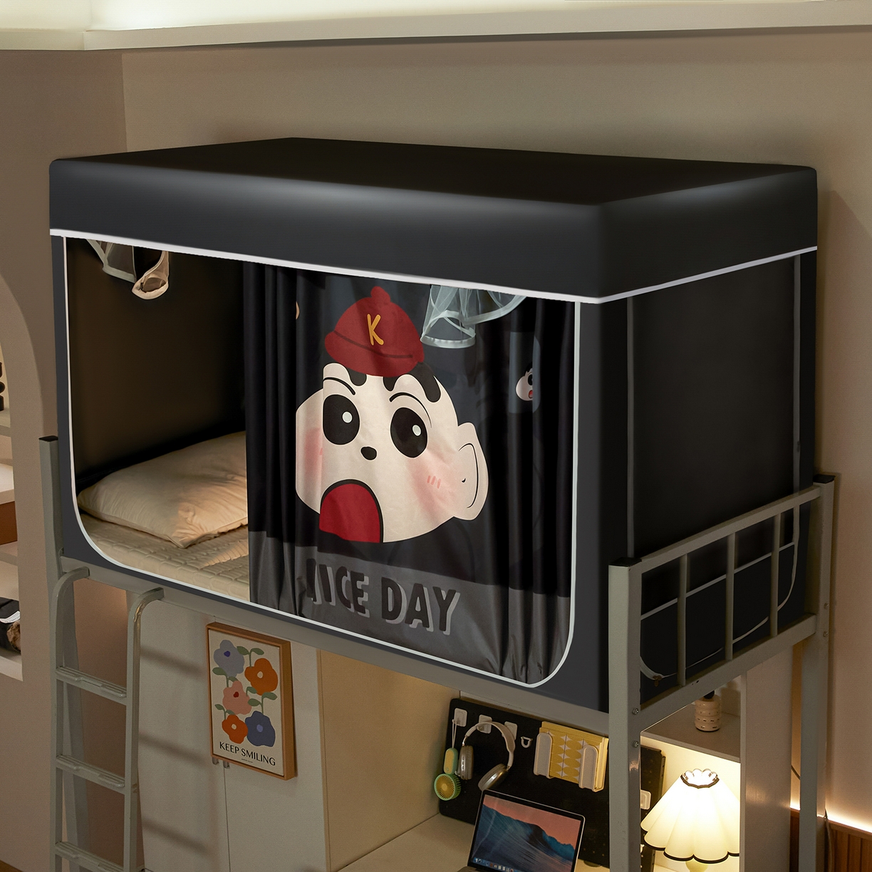 91家纺网 家纺一手货源 找家纺 冉美家纺 2025新款99五面遮光加厚涂层遮光大版数码印花带靠墙帘卡通学生蚊帐 快乐小新