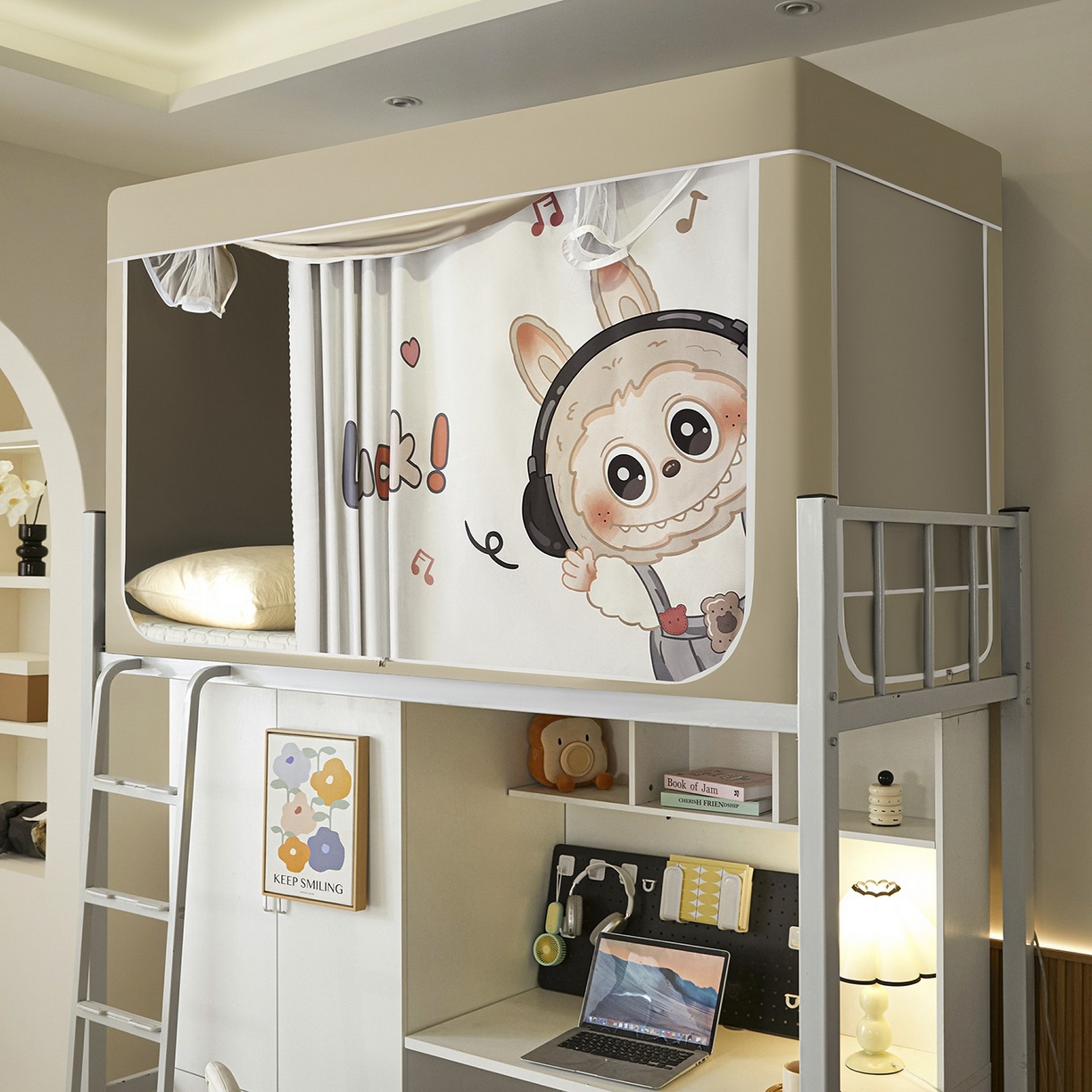 91家纺网 家纺一手货源 找家纺 冉美家纺 2025新款99五面遮光加厚涂层遮光大版数码印花带靠墙帘卡通学生蚊帐 奶萌拉布布