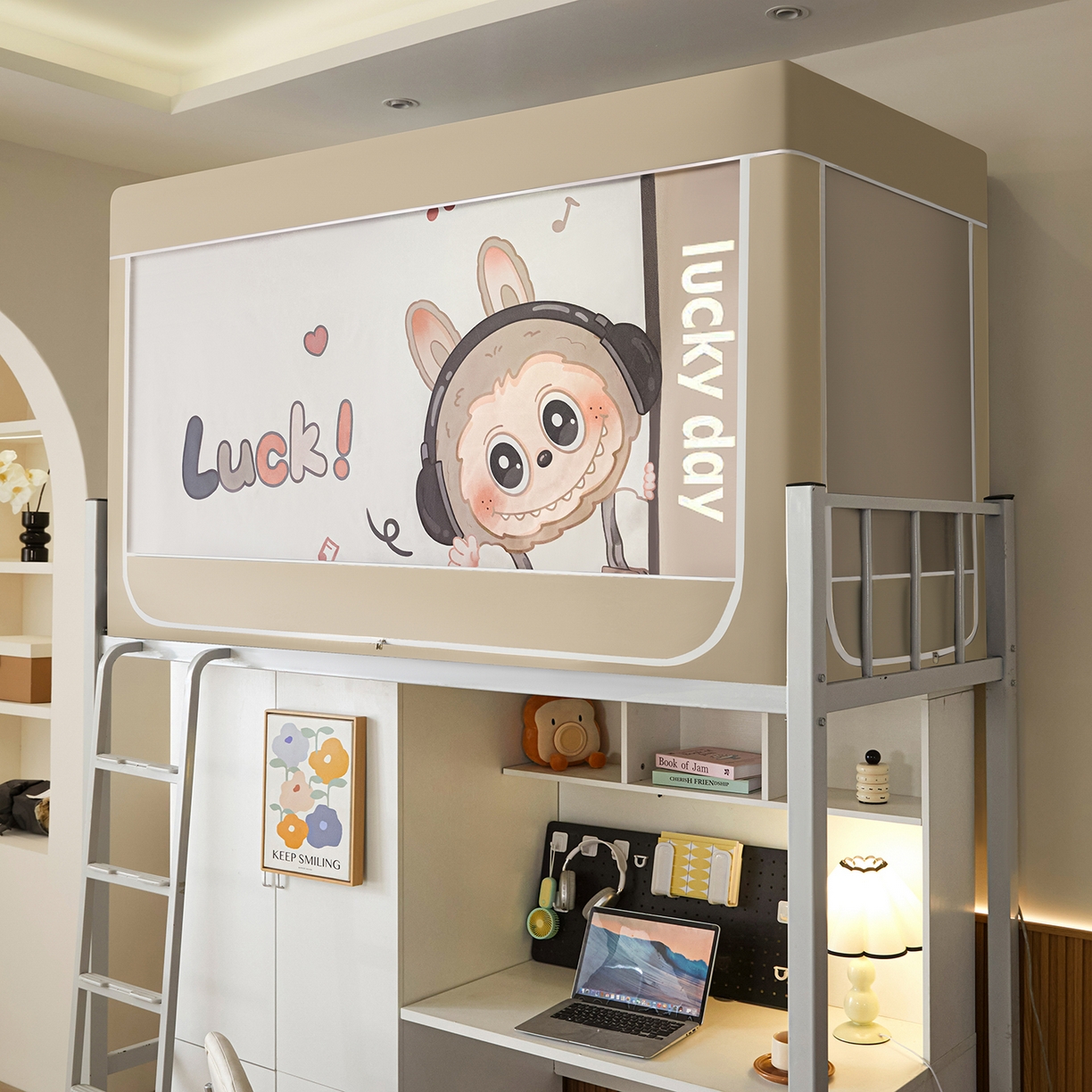 91家纺网 家纺一手货源 找家纺 冉美家纺 2025新款99五面遮光加厚涂层遮光大版数码印花带靠墙帘卡通学生蚊帐 奶萌拉布布