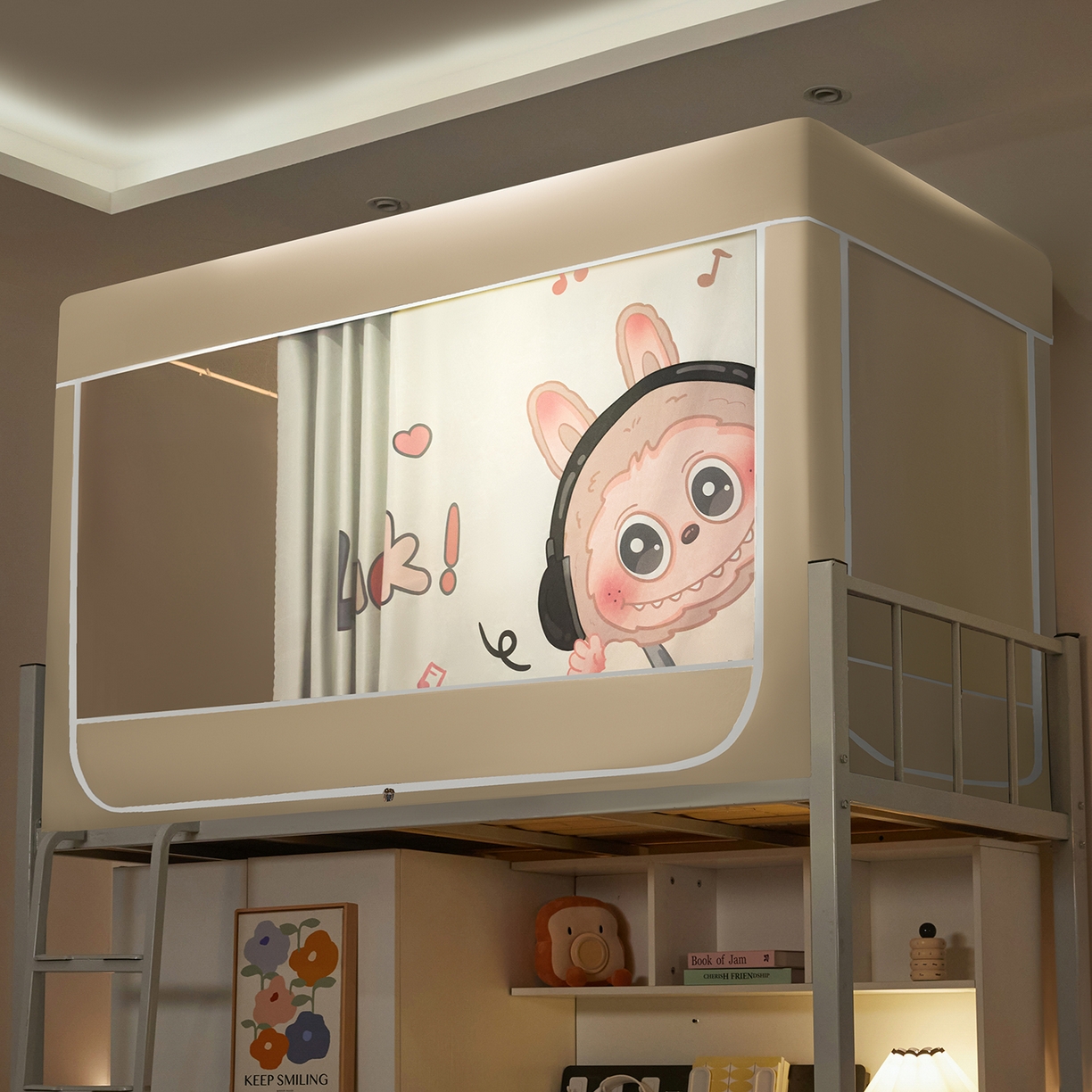 91家纺网 家纺一手货源 找家纺 冉美家纺 2025新款99五面遮光加厚涂层遮光大版数码印花带靠墙帘卡通学生蚊帐 奶萌拉布布