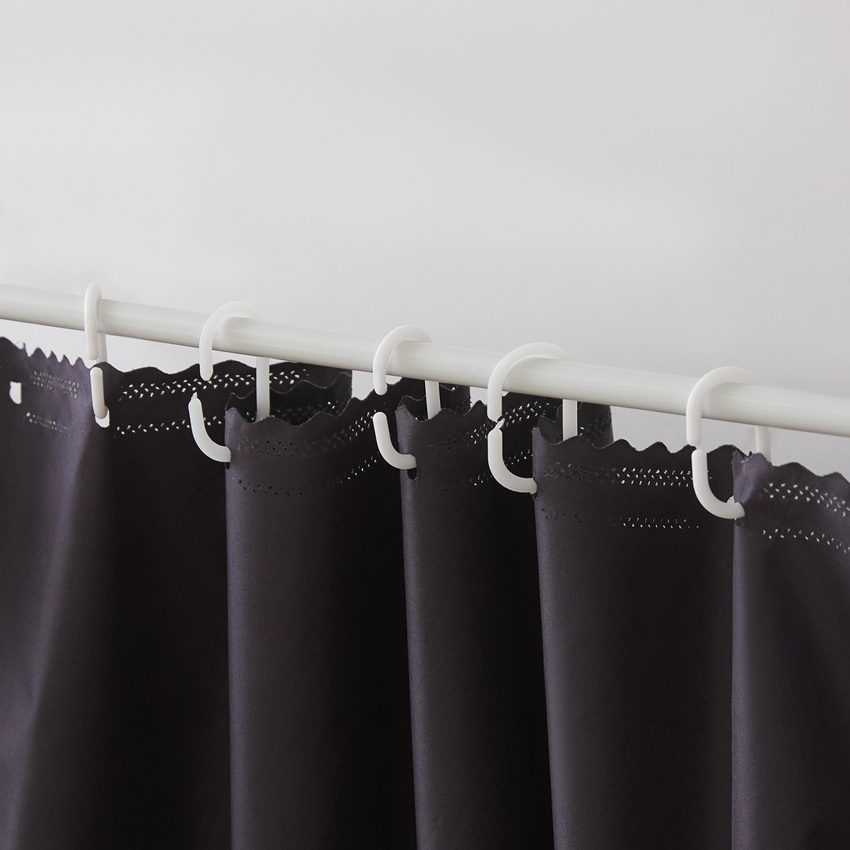 91家纺网 家纺一手货源 找家纺 冉美家纺 2025新款99五面遮光加厚涂层遮光大版数码印花带靠墙帘卡通学生蚊帐 俏皮猫咪