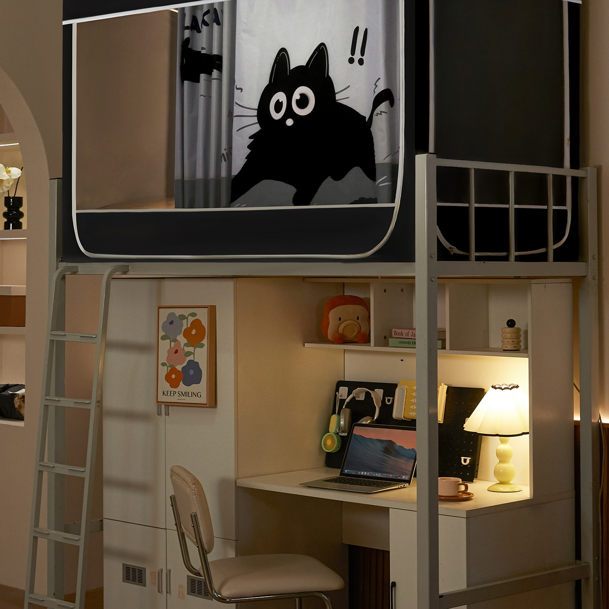 91家纺网 家纺一手货源 找家纺 冉美家纺 2025新款99五面遮光加厚涂层遮光大版数码印花带靠墙帘卡通学生蚊帐 俏皮猫咪