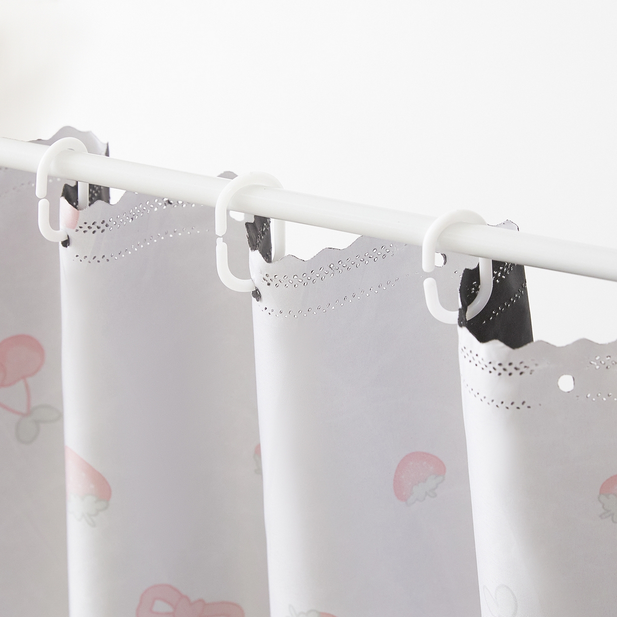 91家纺网 家纺一手货源 找家纺 冉美家纺 2025新款99五面遮光加厚涂层遮光大版数码印花带靠墙帘卡通学生蚊帐 小熊懒洋洋