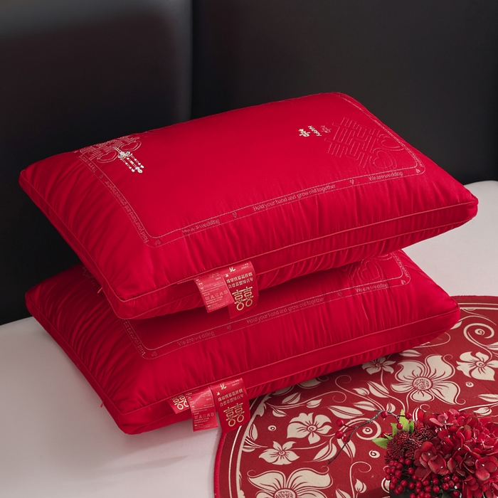 91家纺网 家纺一手货源 找家纺 大熊枕芯2025新款全棉贡缎 刺绣款婚庆枕芯 立体高枕一只