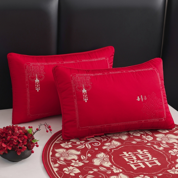 91家纺网 家纺一手货源 找家纺 大熊枕芯2025新款全棉贡缎 刺绣款婚庆枕芯 立体高枕一只