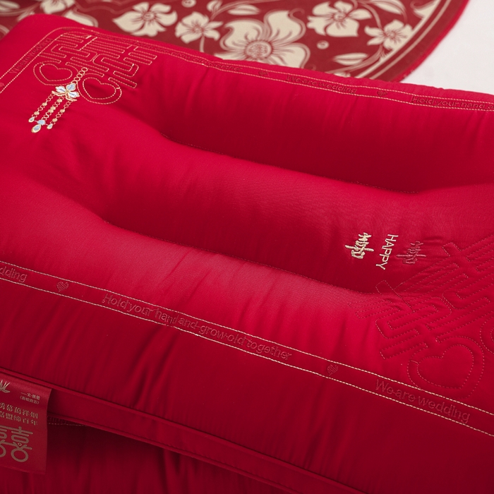 91家纺网 家纺一手货源 找家纺 大熊枕芯2025新款全棉贡缎 刺绣款婚庆枕芯 定型枕一对