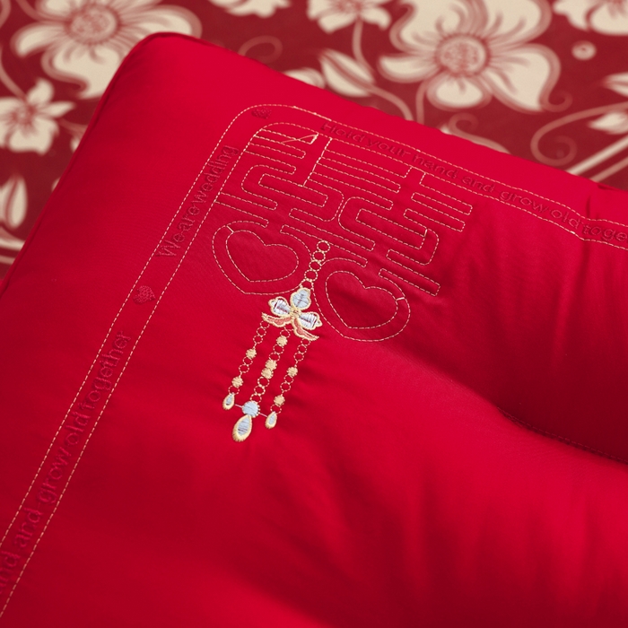 91家纺网 家纺一手货源 找家纺 大熊枕芯2025新款全棉贡缎 刺绣款婚庆枕芯 定型枕一对