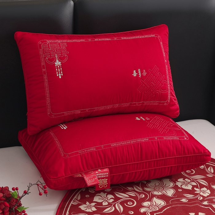 91家纺网 家纺一手货源 找家纺 大熊枕芯2025新款全棉贡缎 刺绣款婚庆枕芯 立体高枕一对