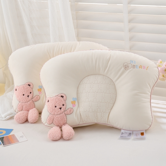 91家纺网 家纺一手货源 找家纺 大熊2025新款毛巾绣儿童护颈枕 多多熊粉色公主40*60学生枕一只