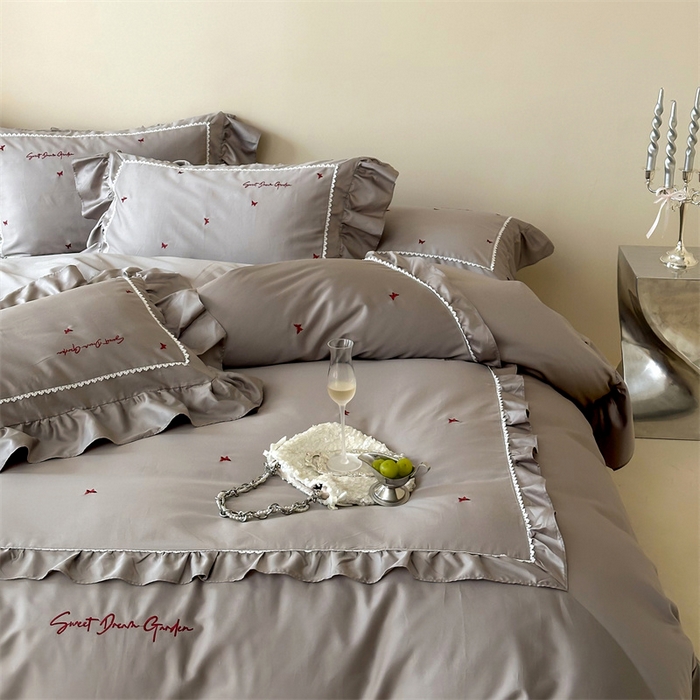 91家纺网 家纺一手货源 找家纺 宏羽纺家纺 2025新款100s全棉纯棉贡缎司马棉法式刺绣花边四件套 蝶梦-星辰灰