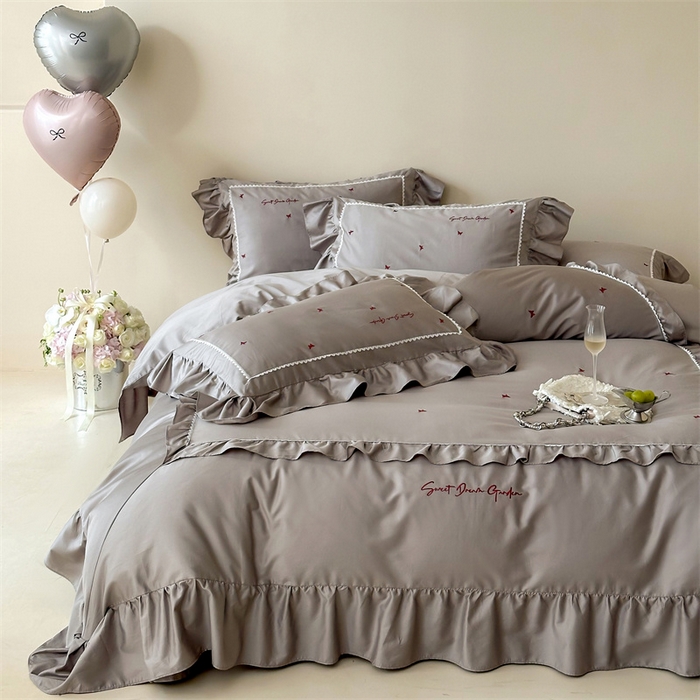 91家纺网 家纺一手货源 找家纺 宏羽纺家纺 2025新款100s全棉纯棉贡缎司马棉法式刺绣花边四件套 蝶梦-星辰灰