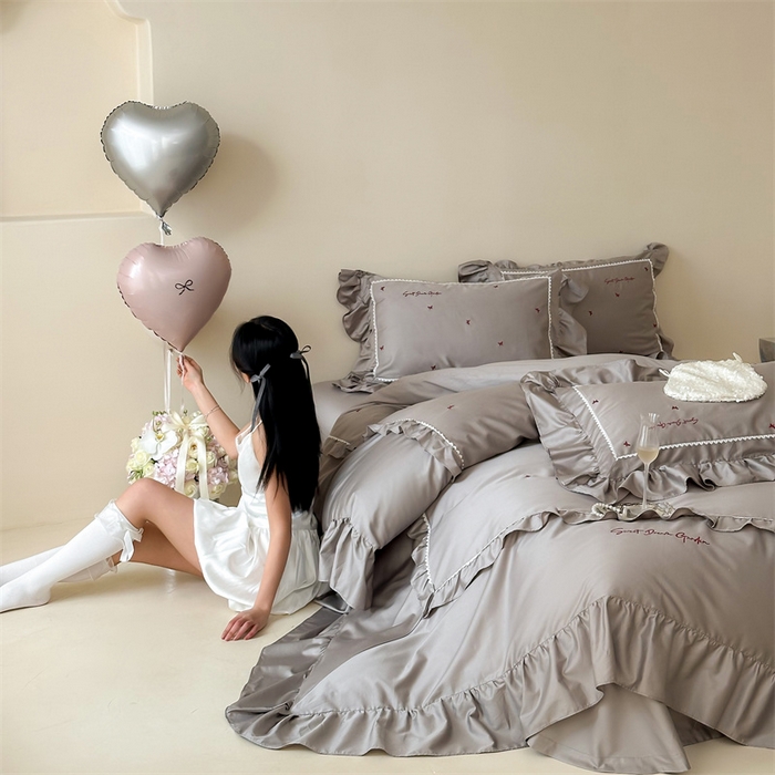 91家纺网 家纺一手货源 找家纺 宏羽纺家纺 2025新款100s全棉纯棉贡缎司马棉法式刺绣花边四件套 蝶梦-星辰灰