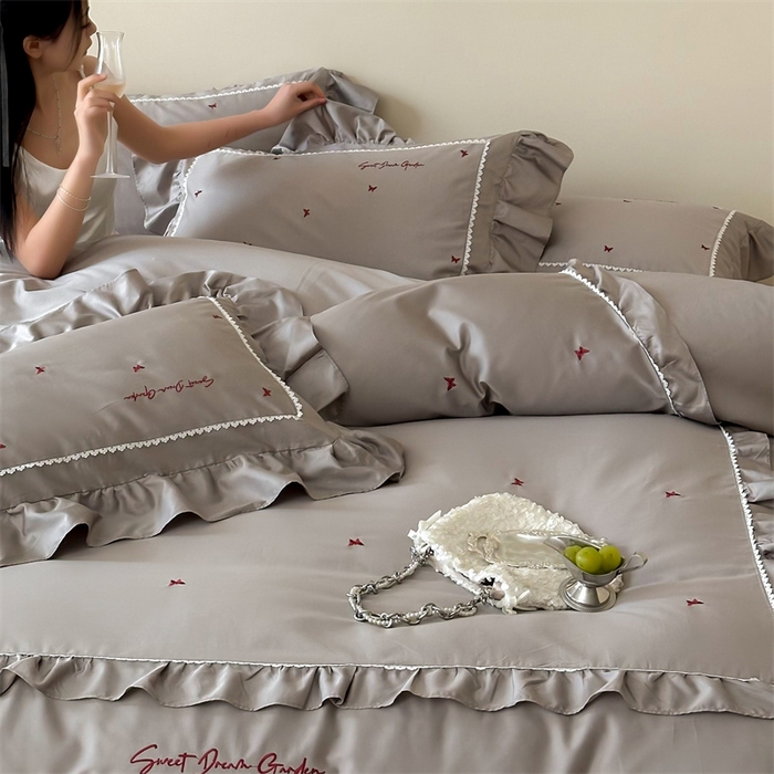 91家纺网 家纺一手货源 找家纺 宏羽纺家纺 2025新款100s全棉纯棉贡缎司马棉法式刺绣花边四件套 蝶梦-星辰灰