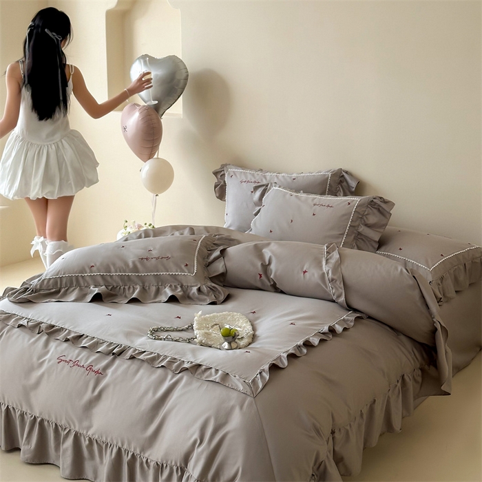 91家纺网 家纺一手货源 找家纺 宏羽纺家纺 2025新款100s全棉纯棉贡缎司马棉法式刺绣花边四件套 蝶梦-星辰灰