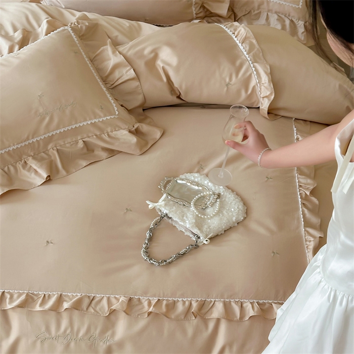 91家纺网 家纺一手货源 找家纺 宏羽纺家纺 2025新款100s全棉纯棉贡缎司马棉法式刺绣花边四件套 蝶梦-浅香槟