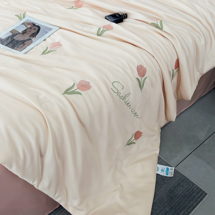 91家纺网 家纺一手货源 找家纺 益多眠 2025新款水洗真丝刺绣夏被夏凉被空调被四件套 郁金香-奶白粉