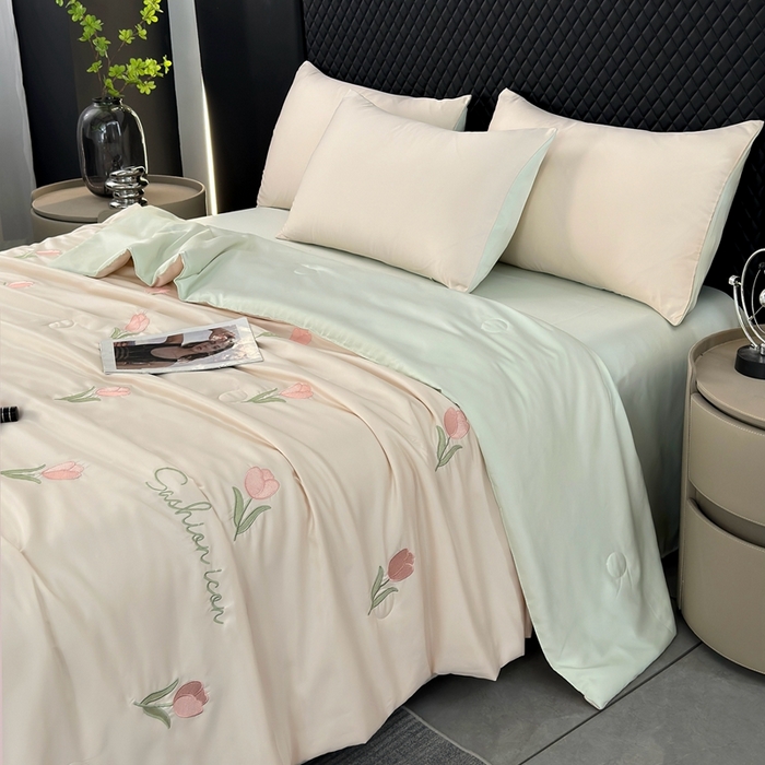 91家纺网 家纺一手货源 找家纺 益多眠 2025新款水洗真丝刺绣夏被夏凉被空调被四件套 郁金香-奶白绿