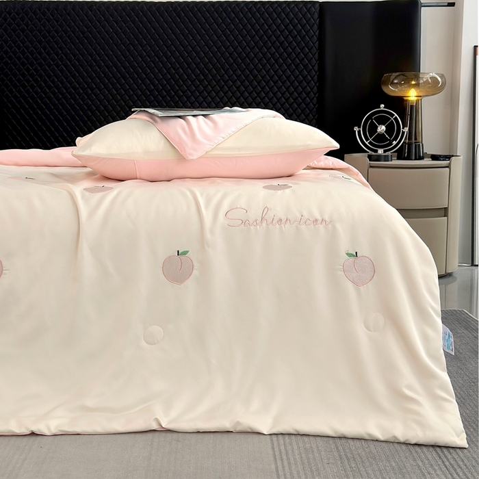 91家纺网 家纺一手货源 找家纺 益多眠 2025新款水洗真丝刺绣夏被夏凉被空调被四件套 桃子-奶白粉