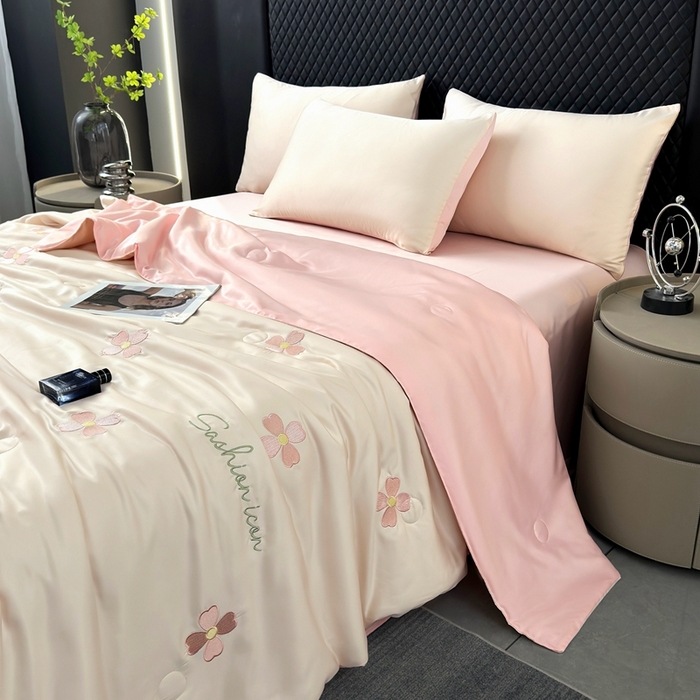 91家纺网 家纺一手货源 找家纺 益多眠 2025新款水洗真丝刺绣夏被夏凉被空调被四件套 幸运花瓣-奶白粉