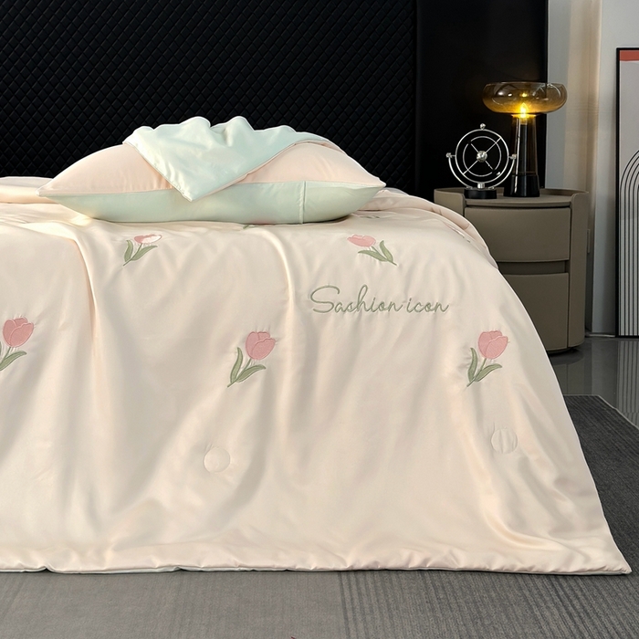 91家纺网 家纺一手货源 找家纺 益多眠 2025新款水洗真丝刺绣夏被夏凉被空调被四件套 郁金香-奶白绿