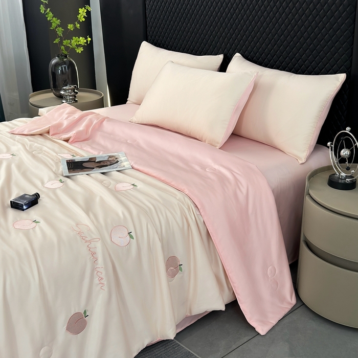 91家纺网 家纺一手货源 找家纺 益多眠 2025新款水洗真丝刺绣夏被夏凉被空调被四件套 桃子-奶白粉