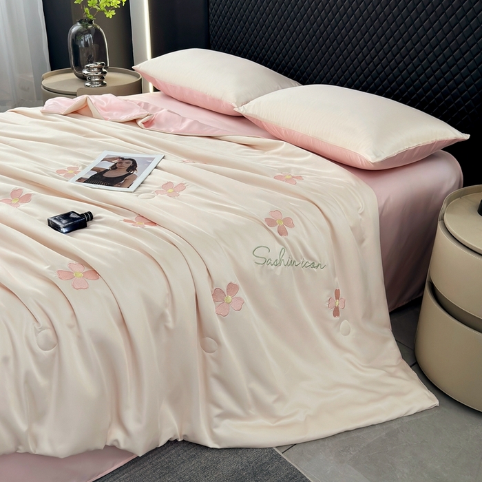 91家纺网 家纺一手货源 找家纺 益多眠 2025新款水洗真丝刺绣夏被夏凉被空调被四件套 幸运花瓣-奶白粉