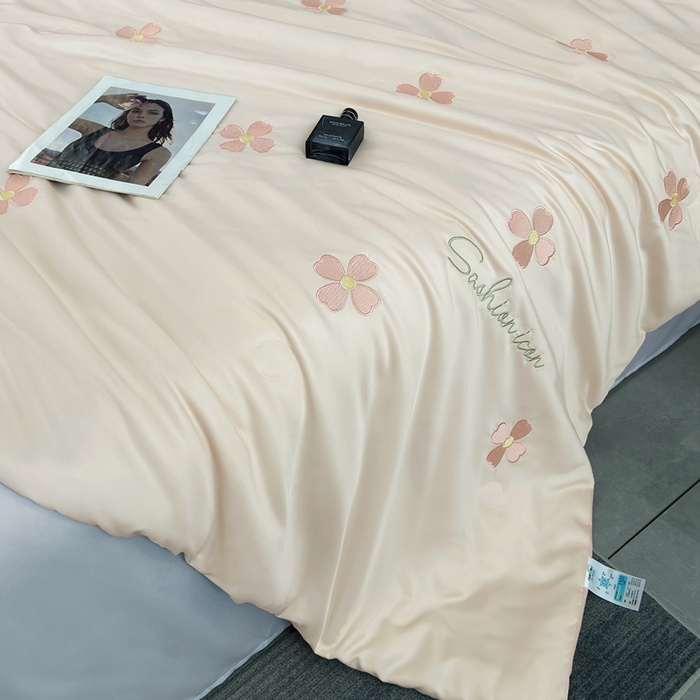 91家纺网 家纺一手货源 找家纺 益多眠 2025新款水洗真丝刺绣夏被夏凉被空调被四件套 幸运花瓣-奶白兰