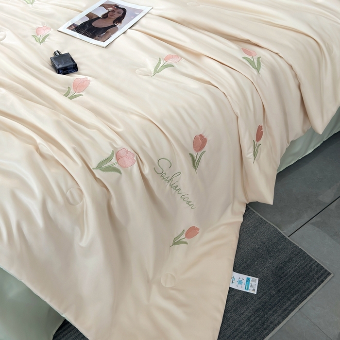 91家纺网 家纺一手货源 找家纺 益多眠 2025新款水洗真丝刺绣夏被夏凉被空调被四件套 郁金香-奶白绿