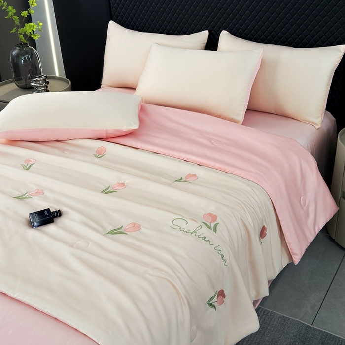 91家纺网 家纺一手货源 找家纺 益多眠 2025新款水洗真丝刺绣夏被夏凉被空调被四件套 郁金香-奶白粉