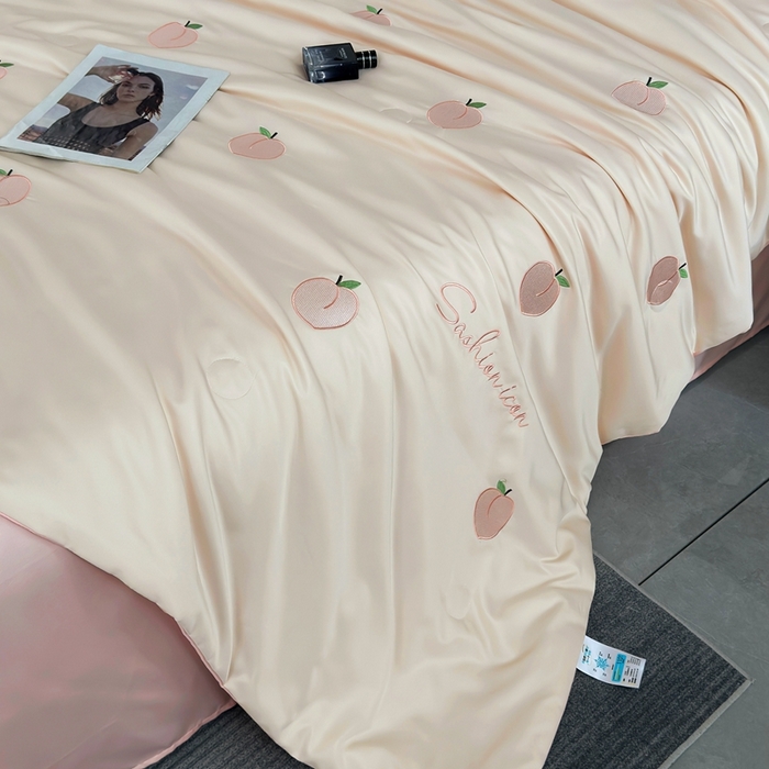 91家纺网 家纺一手货源 找家纺 益多眠 2025新款水洗真丝刺绣夏被夏凉被空调被四件套 桃子-奶白粉