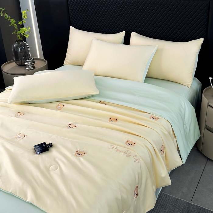 91家纺网 家纺一手货源 找家纺 益多眠 2025新款水洗真丝刺绣夏被夏凉被空调被四件套 小熊-奶黄绿