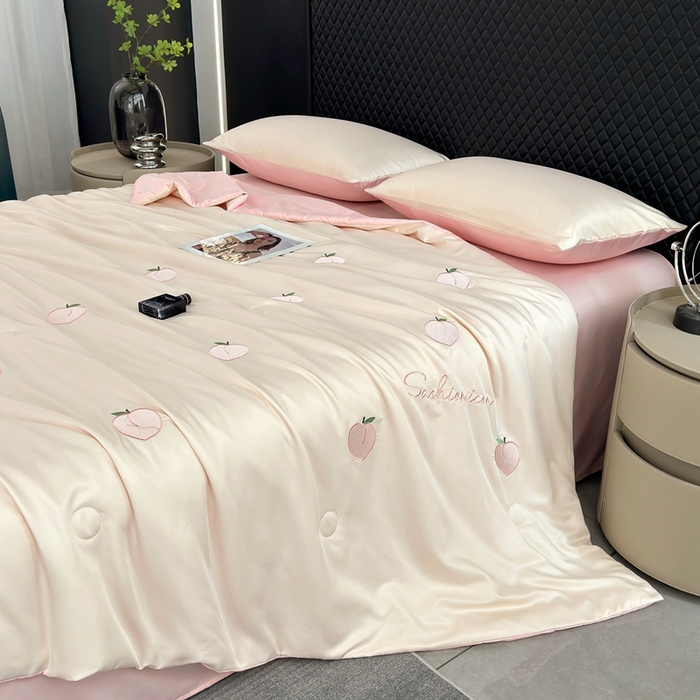 91家纺网 家纺一手货源 找家纺 益多眠 2025新款水洗真丝刺绣夏被夏凉被空调被四件套 桃子-奶白粉
