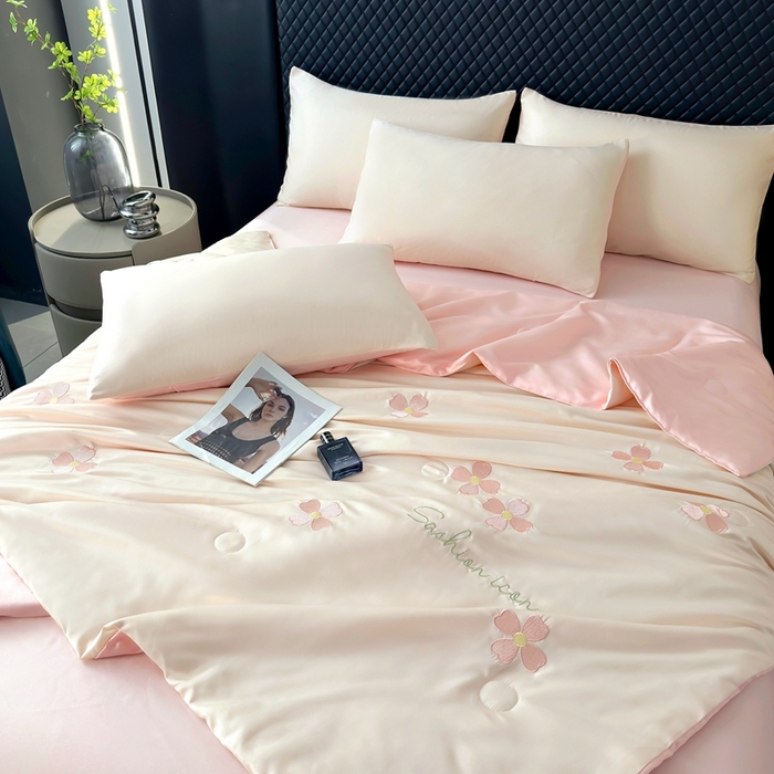 91家纺网 家纺一手货源 找家纺 益多眠 2025新款水洗真丝刺绣夏被夏凉被空调被四件套 幸运花瓣-奶白粉