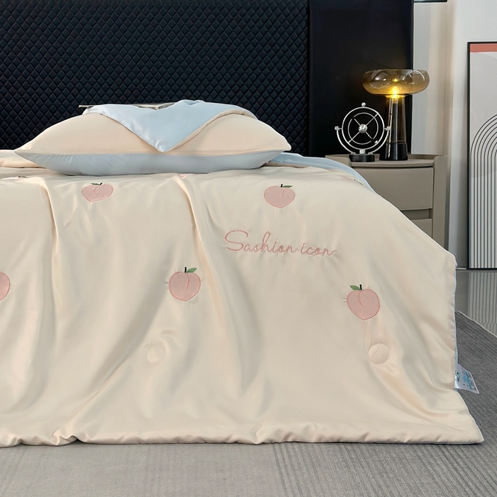 91家纺网 家纺一手货源 找家纺 益多眠 2025新款水洗真丝刺绣夏被夏凉被空调被四件套 桃子-奶白兰