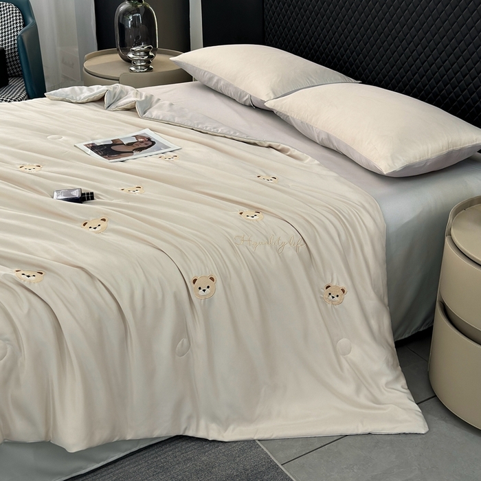 91家纺网 家纺一手货源 找家纺 益多眠 2025新款水洗真丝刺绣夏被夏凉被空调被四件套 小熊-梧桐灰