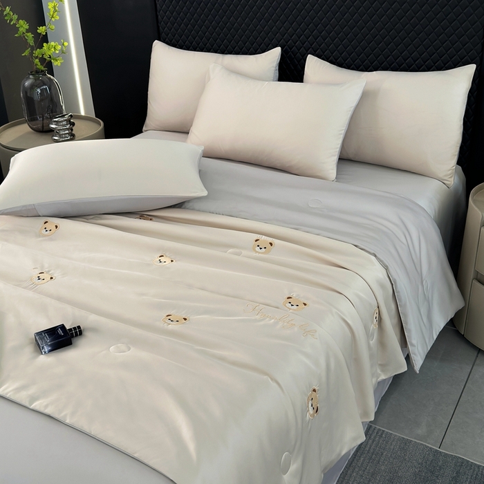 91家纺网 家纺一手货源 找家纺 益多眠 2025新款水洗真丝刺绣夏被夏凉被空调被四件套 小熊-梧桐灰