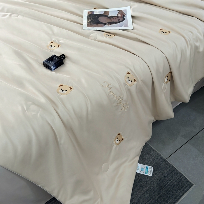 91家纺网 家纺一手货源 找家纺 益多眠 2025新款水洗真丝刺绣夏被夏凉被空调被四件套 小熊-梧桐灰