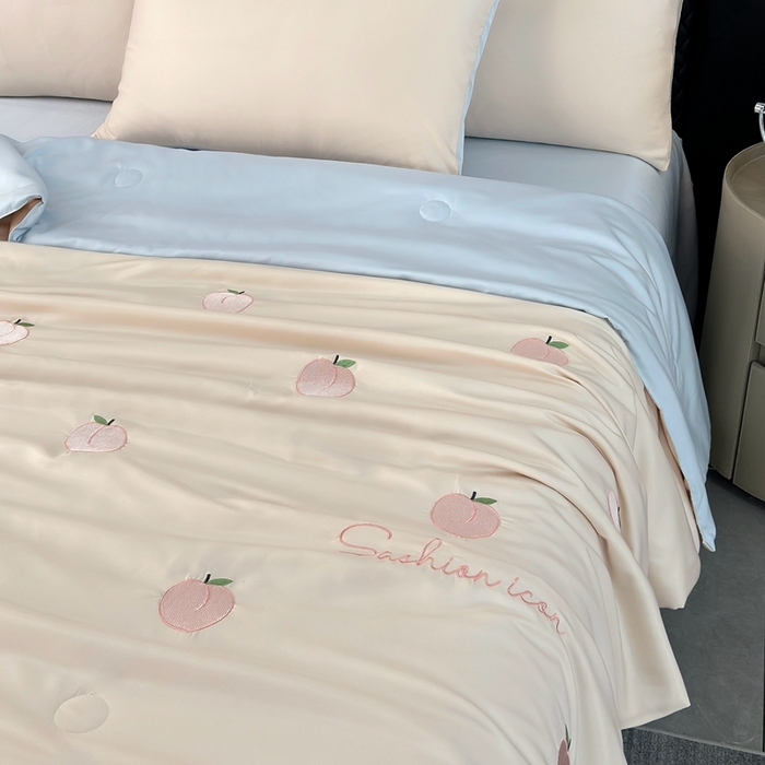 91家纺网 家纺一手货源 找家纺 益多眠 2025新款水洗真丝刺绣夏被夏凉被空调被四件套 桃子-奶白兰